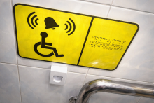 Нетактильную табличку со шрифтом Брайля обнаружили в детской поликлинике в Астане