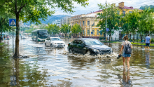 Улицы Усть-Каменогорска оказались под водой из-за сильного ливня