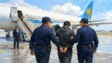 Подозреваемого в нападении на мать с ножом экстрадировали в Казахстан из Вьетнама